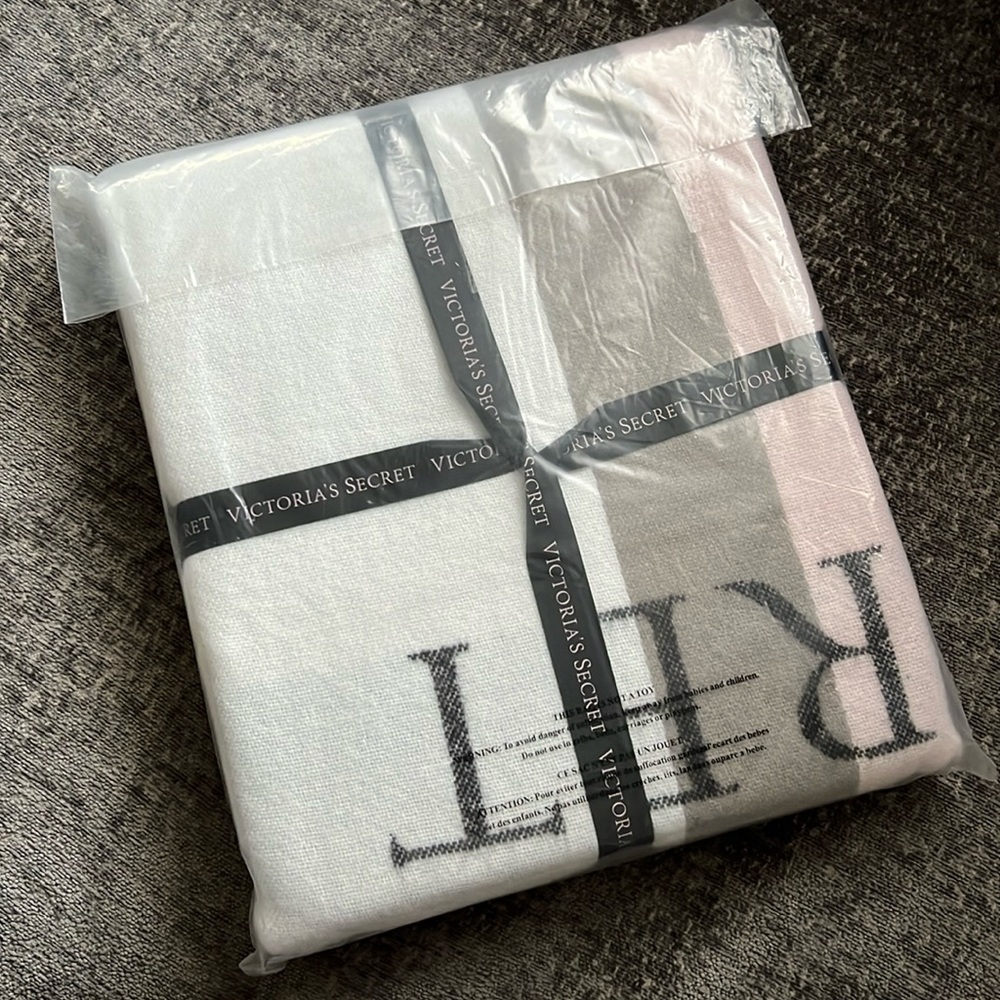 【New with Tag】Victoria's Secret Cozy Blanket 50" X 60"